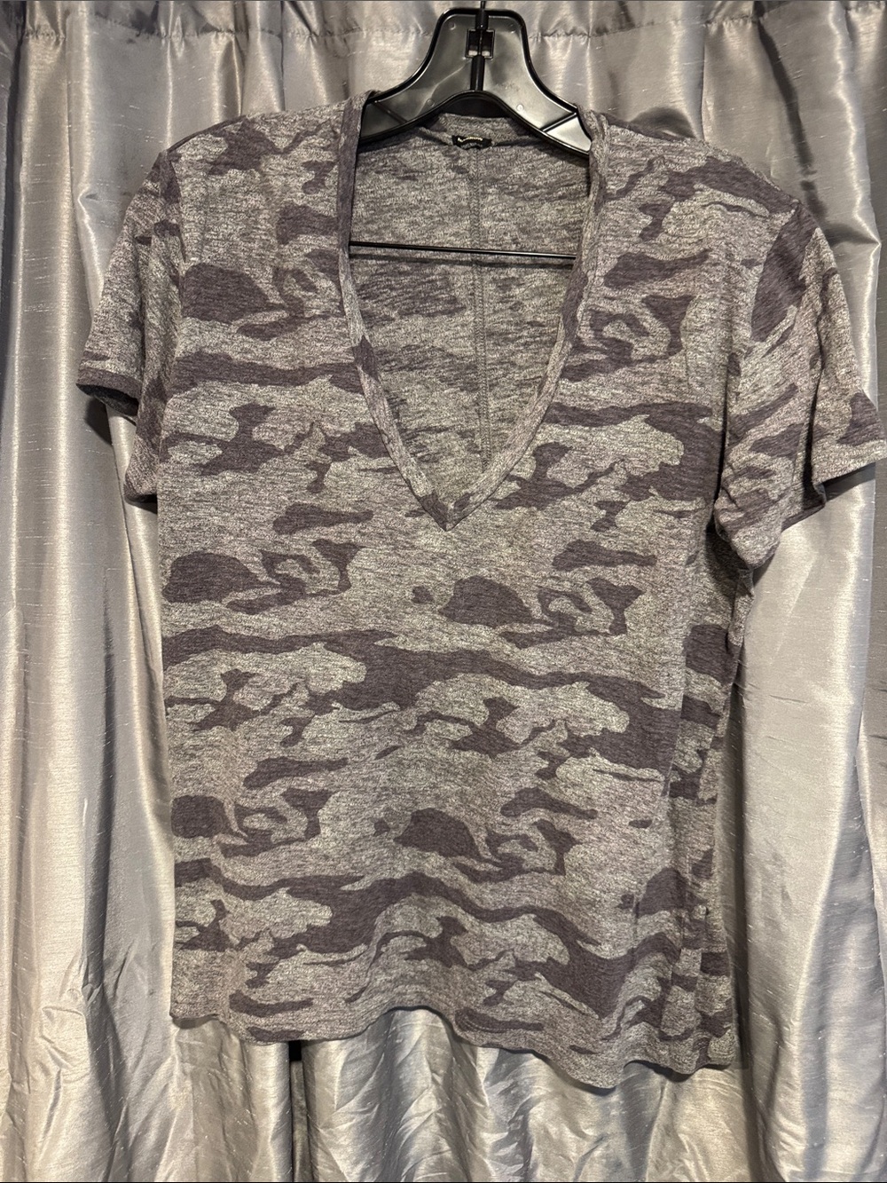 Monrow Gray Camo V Neck Tee Size Large